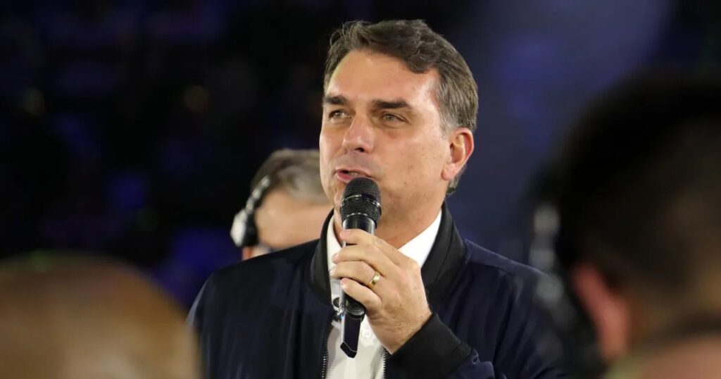 Ex-marqueteiro de Flávio Bolsonaro enviou R$ 1 milhão à produtora do filme Dark Horse