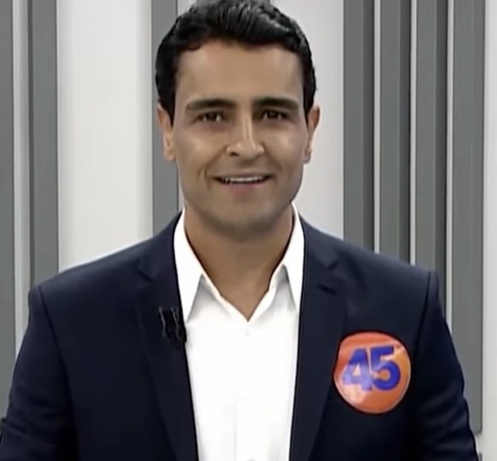 Confuso, JHC cita personagens fictícios em debate para fugir de perguntas