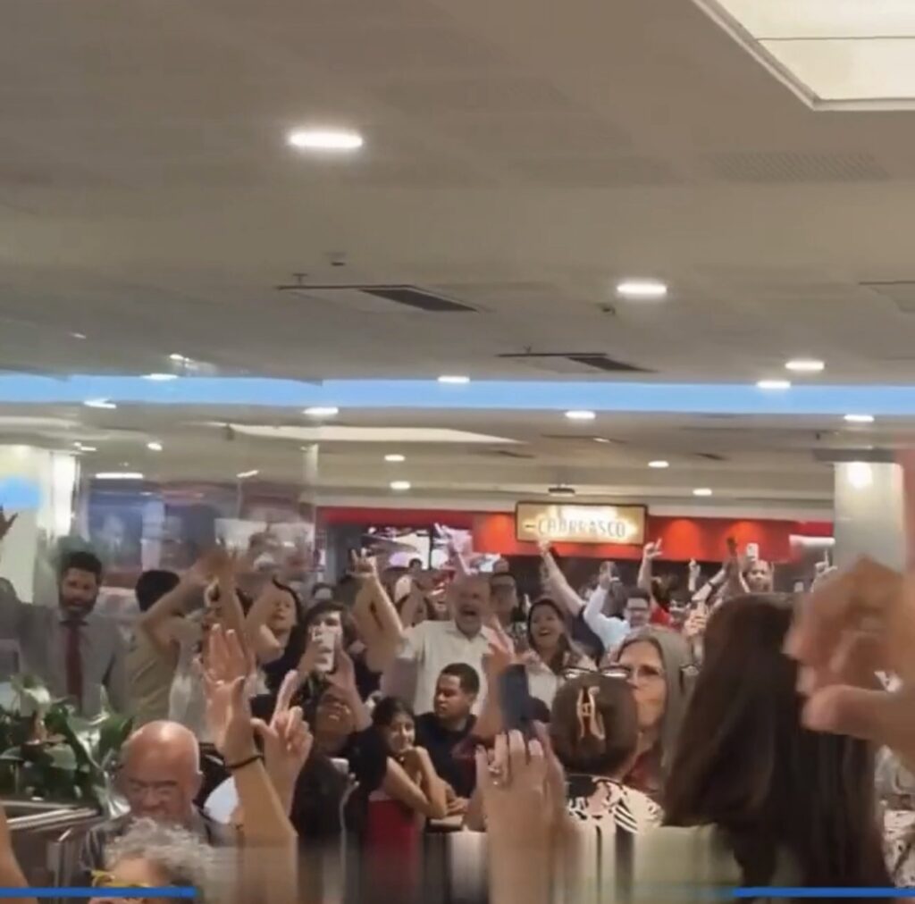 Candidato do PT toca trompete em shopping no DF: “Olê, olê, olá”