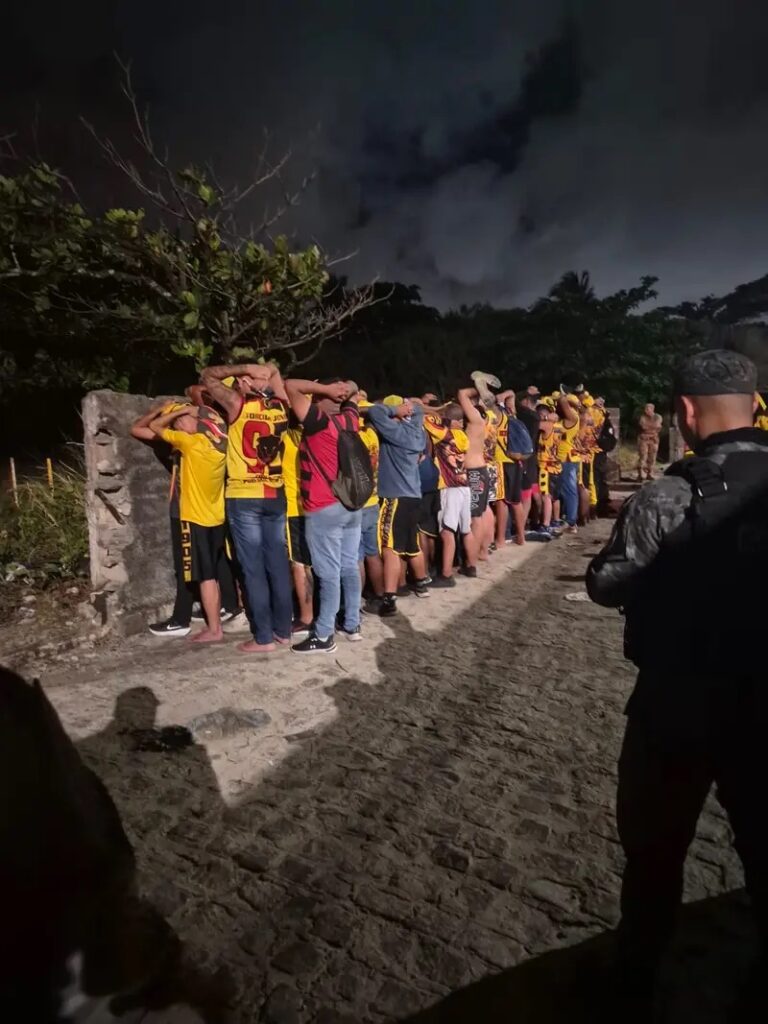 Após agredirem PMs e provocarem tumulto, torcedores do Sport são detidos no Estádio Rei Pelé